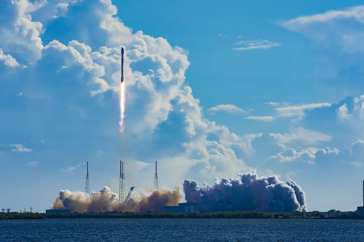 SpaceX, Kötü Hava Koşullarına Rağmen 22 Starlink Uyduunu Uzaya Gönderdi