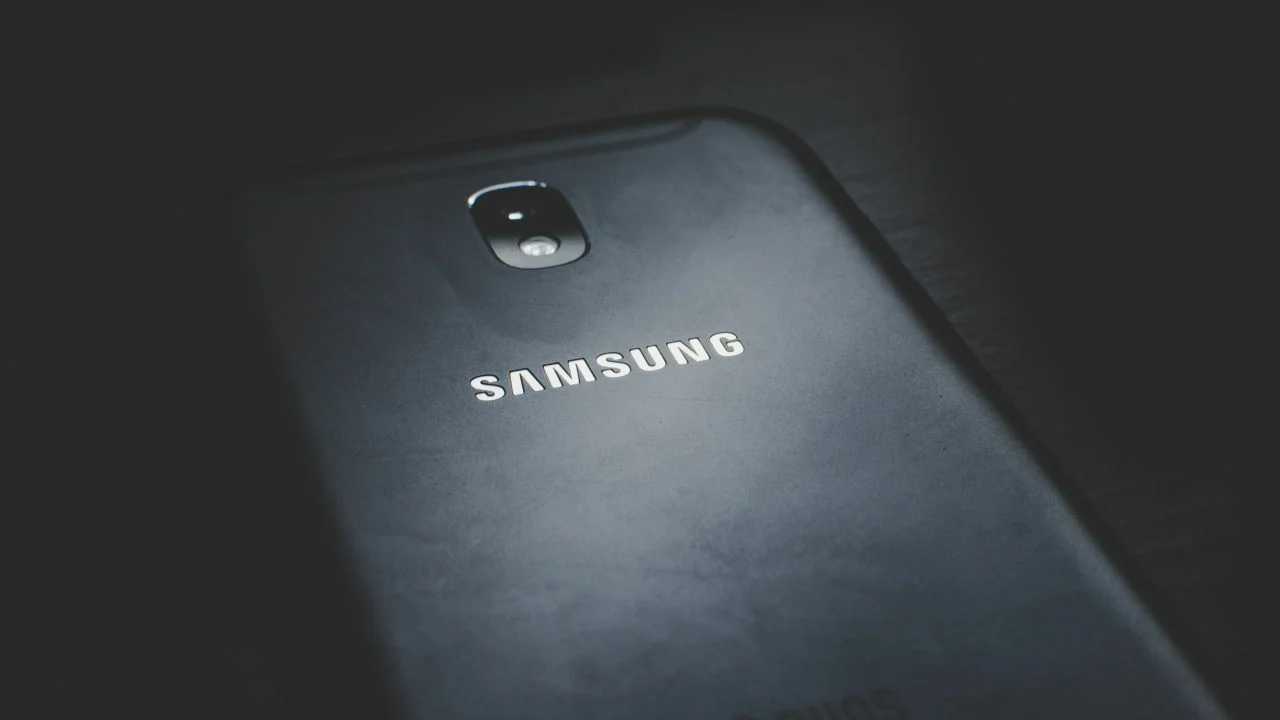Samsung, 90'dan fazla güvenlik hatasını düzeltti