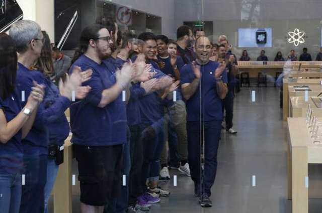 iPhone 7 için Sıraya Girenlere Kapıyı Apple CEO'su Açtı