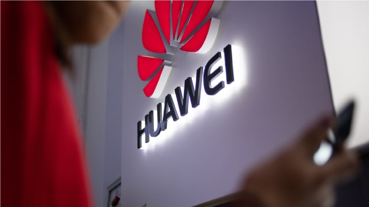 Huawei'nin fütüristik üç katlı telefonu ilk kez canlı görüldü!