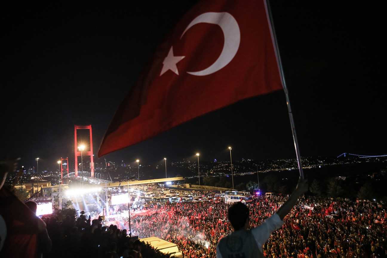 15 Temmuz Kahramanlığının Resmi Türk Telekom Binalarının Yüzü Oldu