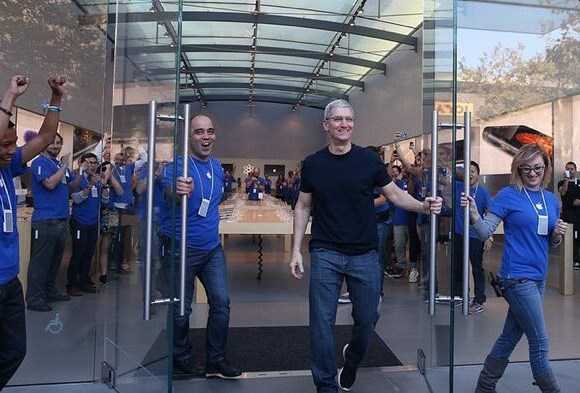 iPhone 7 için Sıraya Girenlere Kapıyı Apple CEO’su Açtı